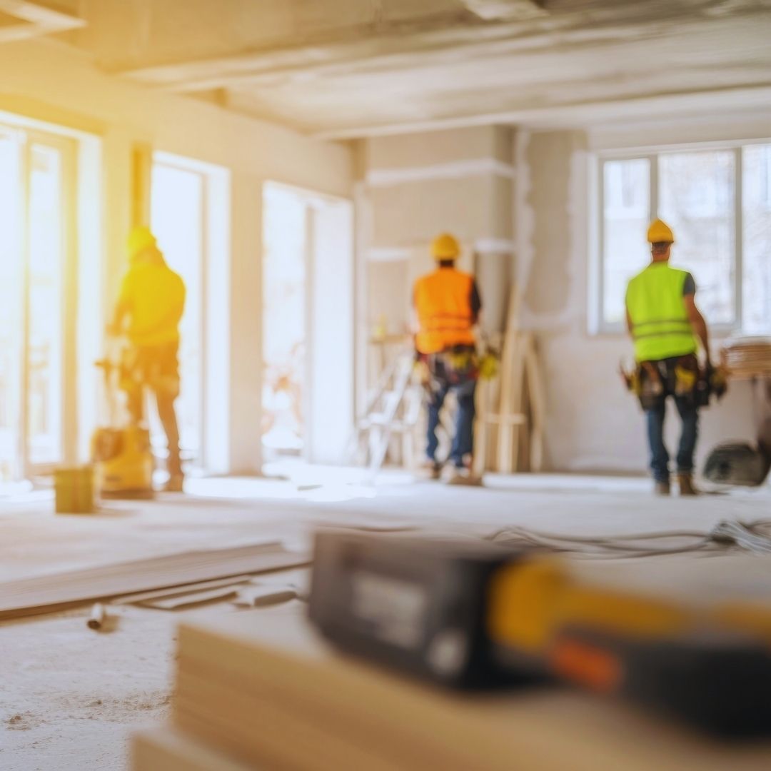 Iniciar uma construção ou reforma envolve a coordenação de uma série de fatores complexos que vão muito além da compra de materiais e da contratação de mão de obra. Quando planejamos um novo imóvel, o primeiro passo natural é focar na beleza e na funcionalidade dos ambientes, etapas lideradas com maestria pela arquitetura.